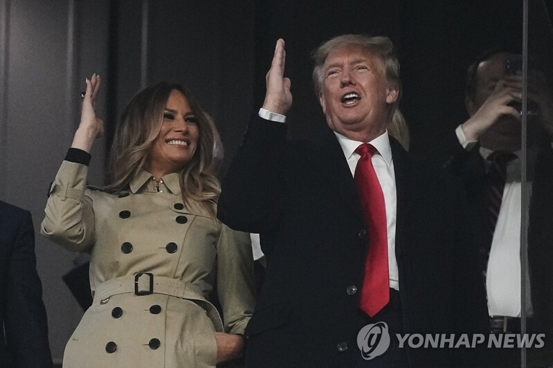 트럼프 전 미국 대통령, 월드시리즈 4차전 관전…초대 여부 논란