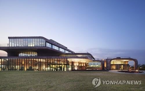 Wage divide deepens amid protracted COVID-19 pandemic