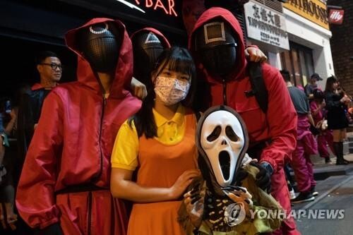 [월드&포토] 홍콩의 핼러윈 파티 점령한 '오징어게임'