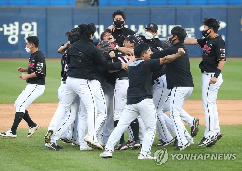 (LEAD) KT Wiz win KBO tiebreaker game to reach 1st Korean Series