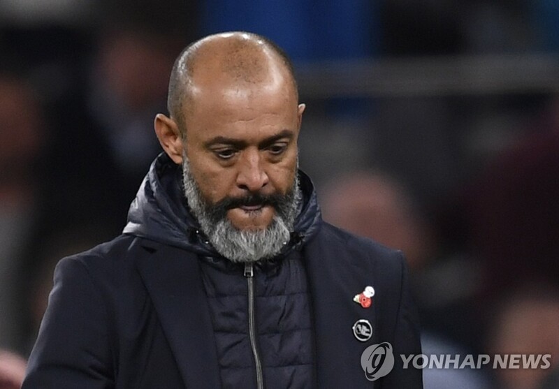 EPL 토트넘 수뇌부 '산투 감독, 자를까 말까' 논의