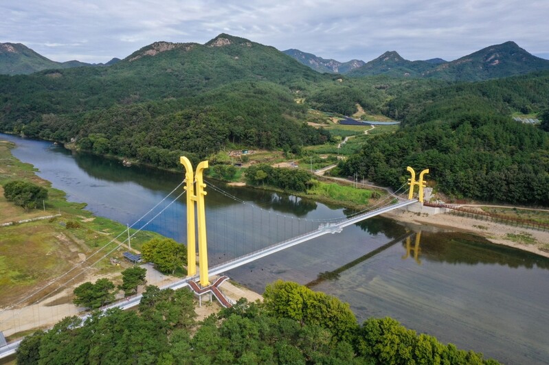 송호관광지 절경 한눈에…영동 '송호금강 물빛다리' 개통