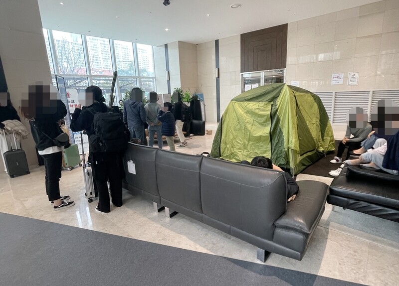 부산 101층 엘시티 레지던스 건물 로비에 난데없이 등장한 텐트
