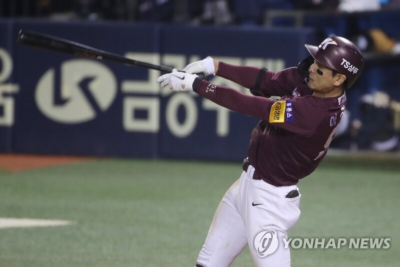 KBO batting champ delivers clutch hit in memorable postseason game
