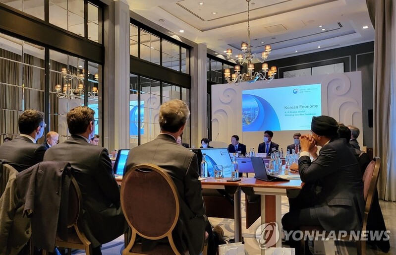 (LEAD) S. Korea to push for efforts to win MSCI developed market status: minister