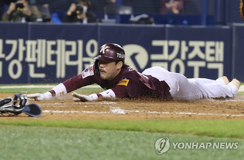 Back in KBO postseason, veteran outfielder trying to keep calm, win games