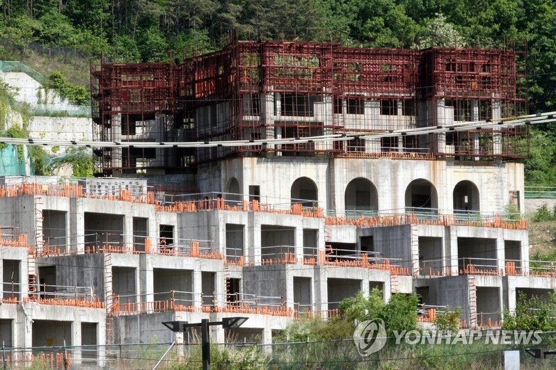 공사 중단 13년째…방치된 통일동산 콘도미니엄