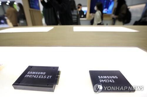 Samsung, SK hynix tipped to share biz info amid U.S. pressure
