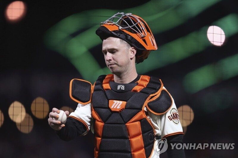 MLB 명포수 포지, 내일 은퇴 기자회견…259억원 대신 가족 선택