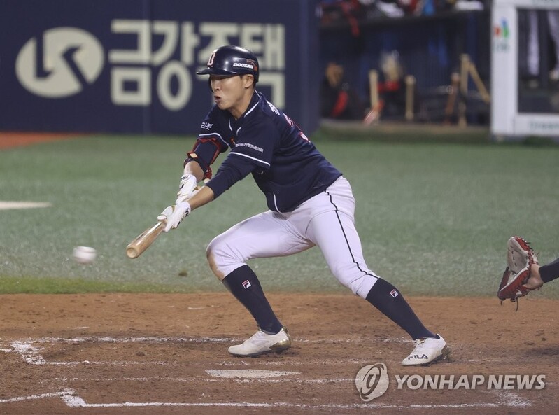 (LEAD) Opportunistic Bears draw 1st blood in KBO postseason vs. ice cold Twins