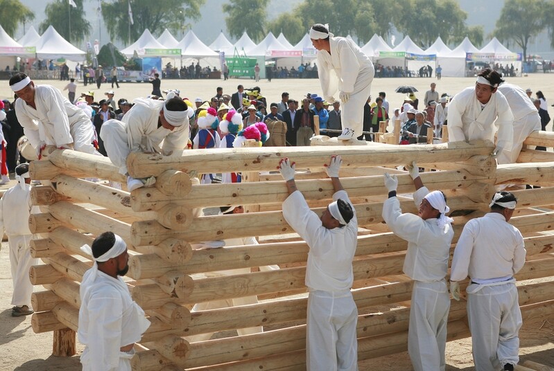 폭설 잦은 정선 산촌에서 산짐승 막고자 짓던 토방집 아시나요