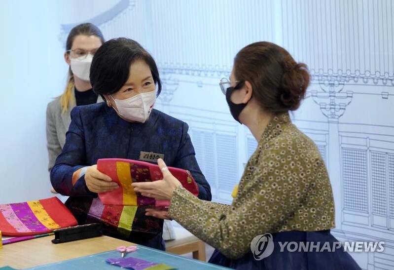 "블랙핑크 한복에 썼던 천" 김정숙 여사 선물에 '와∼'