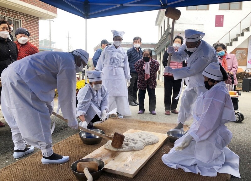 [픽! 공주] '인절미 본고장' 공주서 열린 떡 메치기 축제