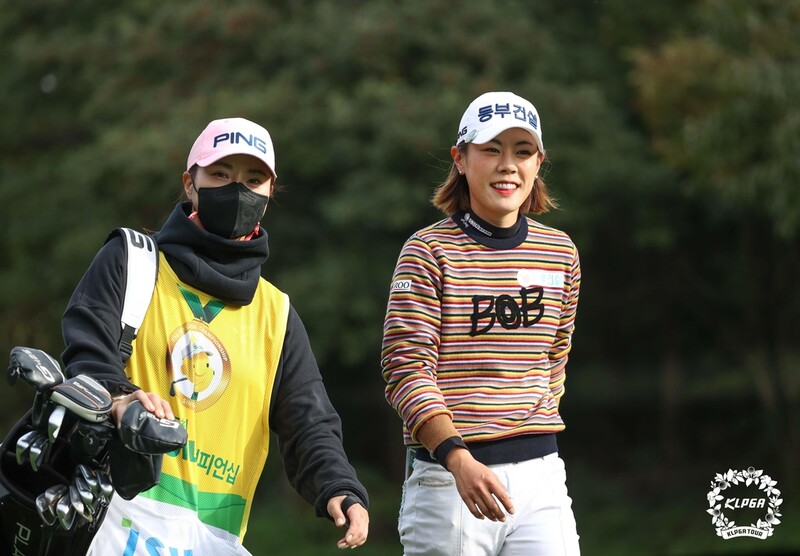 [권훈의 골프확대경] "언니가 해줄게"…동생 캐디로 나선 박희영