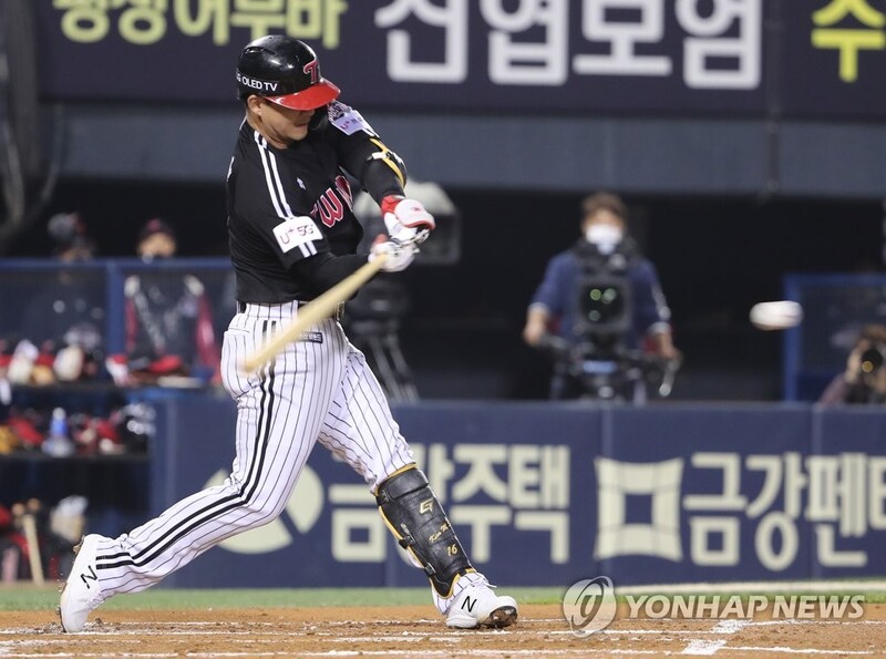 (LEAD) Veteran goes from goat to hero, starter stays perfect to keep Twins alive in KBO postseason