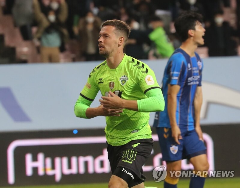 (LEAD) Jeonbuk edge out rivals Ulsan to inch toward K League title