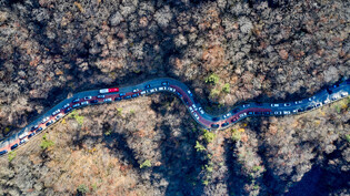 Travelers flocking to Jirisan Mountain to see autumn foliage