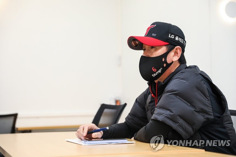 All hands on deck for managers in do-or-die KBO postseason game