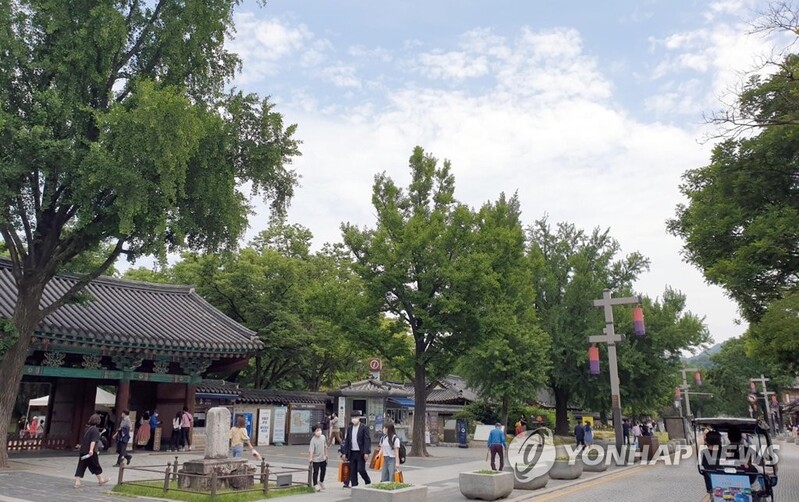 위드 코로나 이후 첫 주말…내장산·덕유산에 등산객 몰려