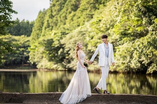 Singer-actor Lee Ji-hoon holds wedding ceremony with Japanese fiancé