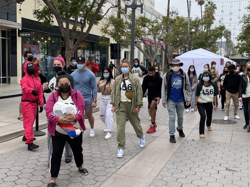 '오징어 게임', 이틀 연속 LA 달궈…출연 배우들도 총출동