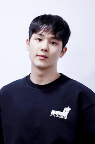 Rookie actor Bae Hyeon-jun to debut with musical drama "Fly Again"...to work with Hyung Won of MONSTA X