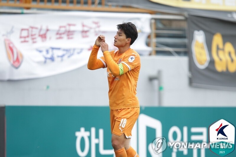 Jeju United striker Joo Min-kyu chasing scoring title, team success to cap off banner year