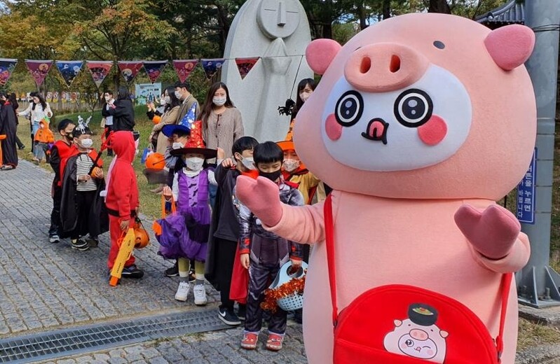 종횡무진 밀양 알리는 밀양돼지국밥 캐릭터 '굿바비'