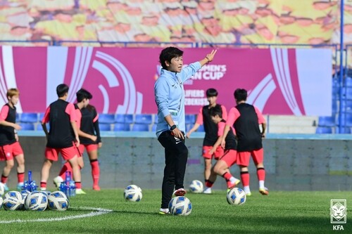 (LEAD) Ex-player Hwang In-sun becomes 1st female head coach for S. Korean football