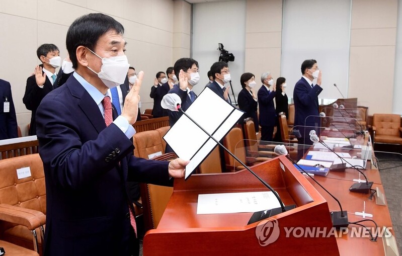 BOK chief to meet economic experts to exchange views on economic conditions