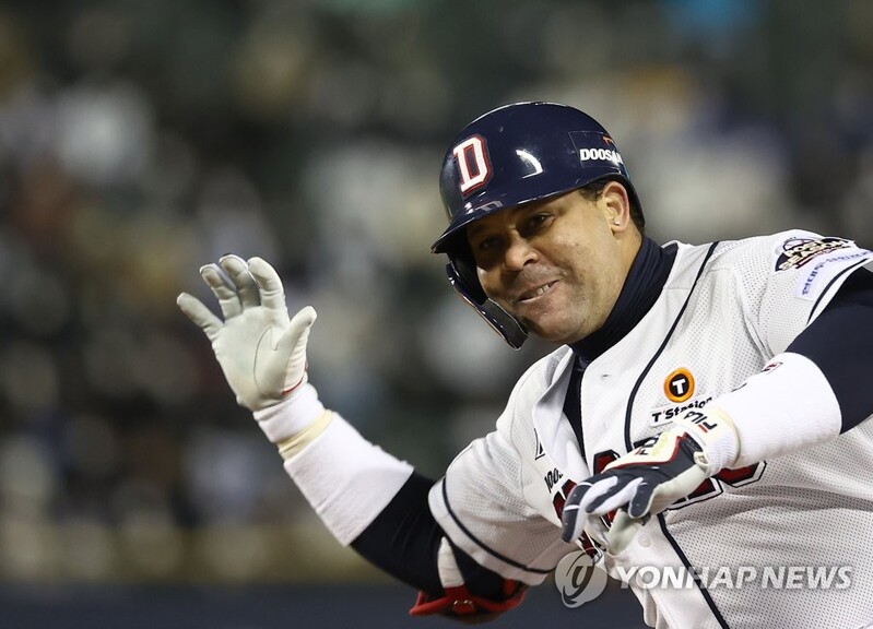 (LEAD) With 4-hit postseason game, Fernandez epitomizes Bears' ruthless efficiency