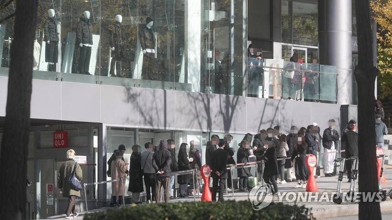 유니클로 콜라보 한정판 일부 제품 또 품절…매장 앞 대기줄도