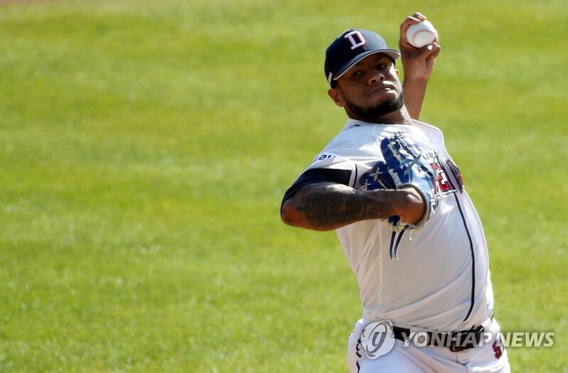 Bears' ace Miranda wins top S. Korean pitching prize