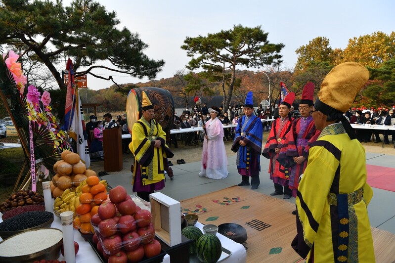 음식점 뜰에 6m 높이 광개토대왕비 세우고 17년째 추모제