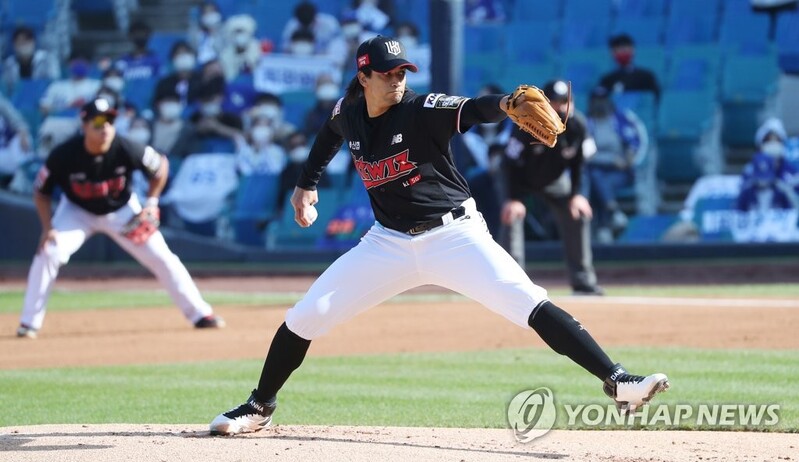 Venezuelan ace goes up against young right-hander to open Korean Series
