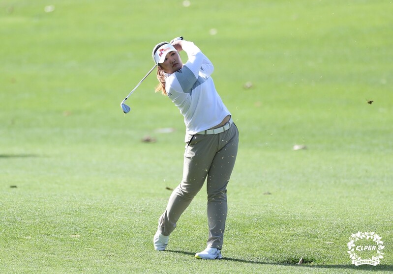 유해란, KLPGA 시즌 최종전 이틀 연속 선두 질주