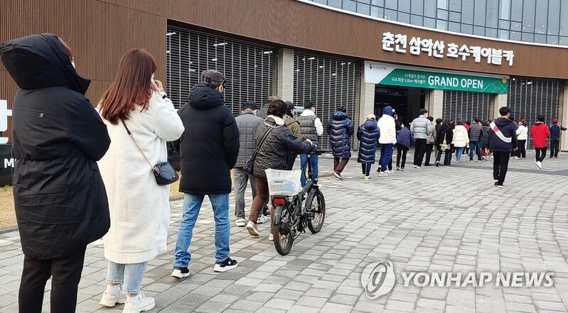 "가을 끝자락 낭만 만끽"…전국 명산·관광지 행락객 운집