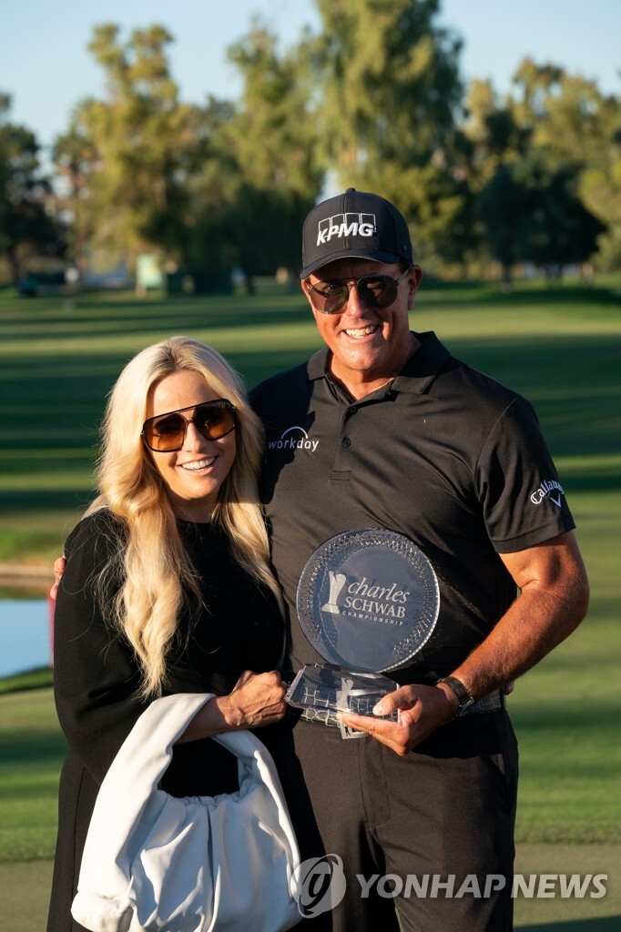 미컬슨, PGA 챔피언스투어 최종전 우승…시즌 챔피언은 랑거