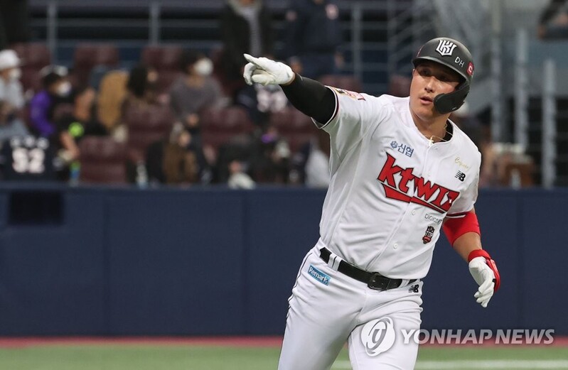 (LEAD) With hot bats, airtight defense, Wiz take 2-0 Korean Series lead over Bears
