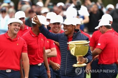 목발 없이 걷는 우즈…내년 프레지던츠컵 단장은 합류 요청