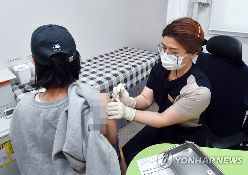 (LEAD) S. Korea to cut dosage interval for COVID-19 booster shots on senior citizens