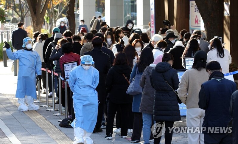 (LEAD) S. Korea's daily virus cases hit new record high amid relaxed virus curbs