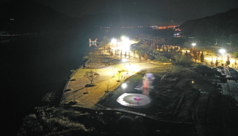 "숙박하며 야간 파크골프 즐기세요" 화천군, 조명 설치 점등