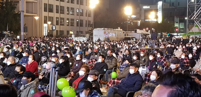 "고대했던 일상" vs "고삐 풀릴라"…기대·걱정 교차한 거리축제