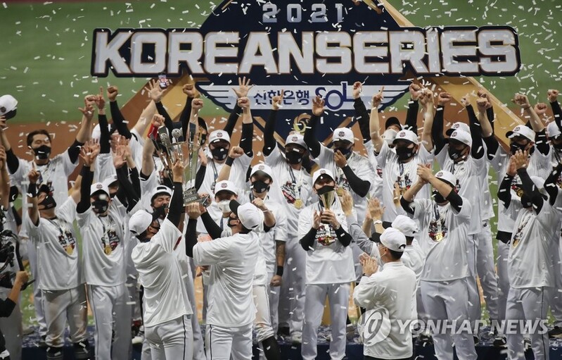 (LEAD) How sweep it is: KT Wiz defeat Doosan Bears in 4 straight for 1st Korean Series title