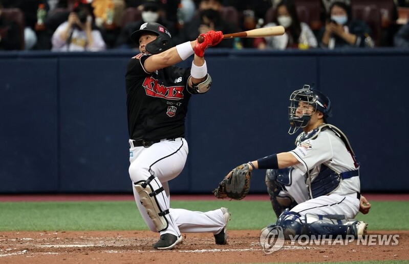 Wizard with glove, veteran Park Kyung-su wins Korean Series MVP for KT Wiz
