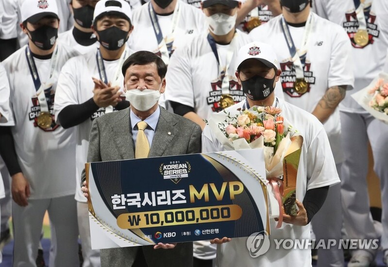 (LEAD) Wizard with glove, veteran Park Kyung-su wins Korean Series MVP for KT Wiz
