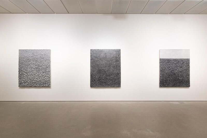 파리서 깨달은 우리의 멋…숯과 한지로 쌓은 무채색 풍경