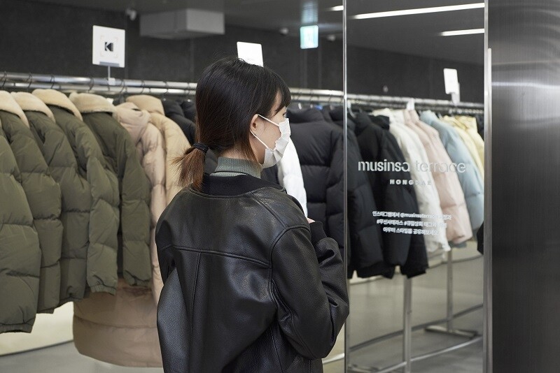 "온라인몰 상품 직접 입어보고 주문"…무신사, 테라스 QR 상회