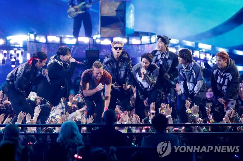 AMA 주인공으로 우뚝 선 BTS…"어려운 시기 긍정 에너지 주고파"